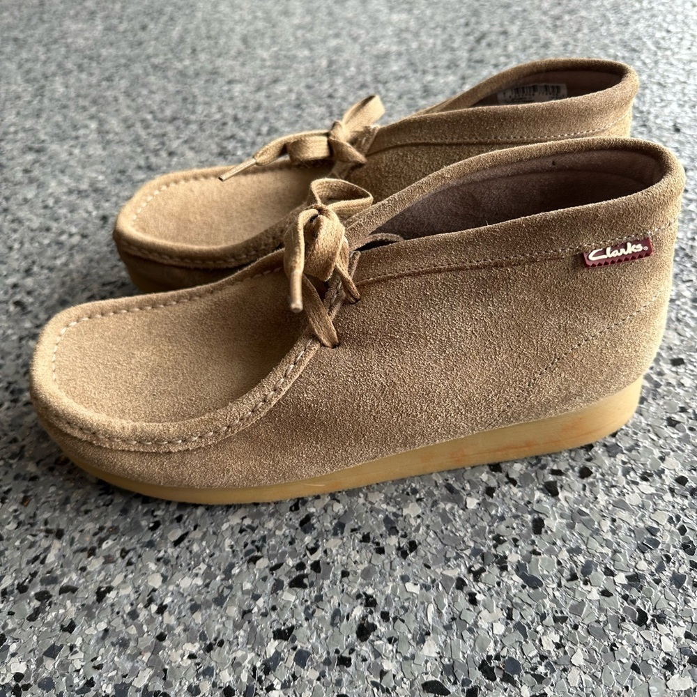CLARKS Men's Stinson Hi Chukka Boot Taupe Distressed Suede 9 M US BRAND NEW